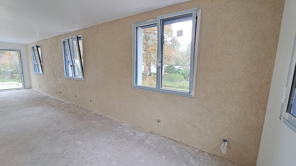 Travaux à Moëlan, isolation d'un mur en parpaings avec des blocs de chanvre et un enduit chaux / chanvre