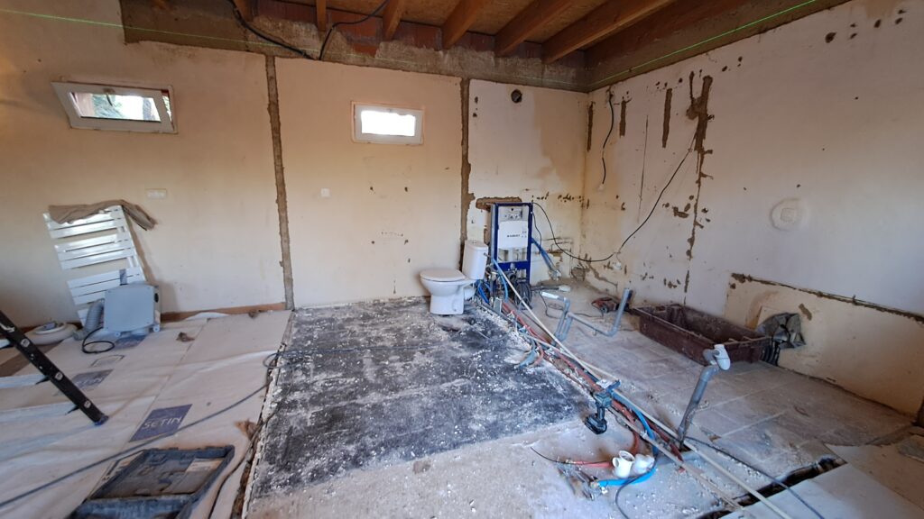 Travaux à Moëlan, réagencement du RdC - cuisine, salon, chambre, salle d'eau et WC