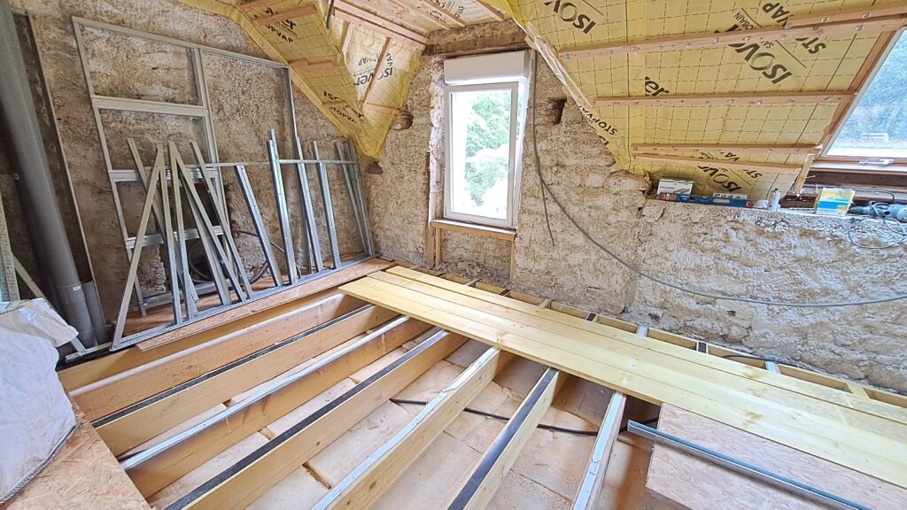 Travaux à Bannalec, réagencement complet d'un étage : menuiserie, plancher, isolation, placo, électricité, plomberie