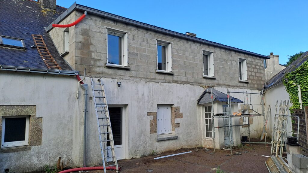 Travaux à Moëlan, création d'une surélévation, en cours