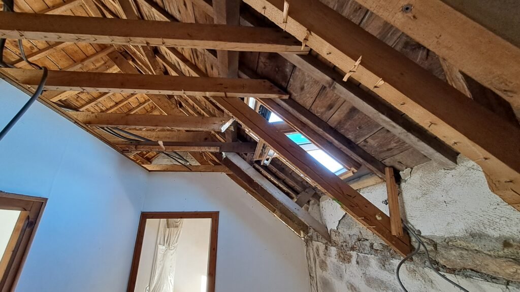 Travaux à Riec, traitement du bois et reprise de la charpente avant isolation et placo, en cours