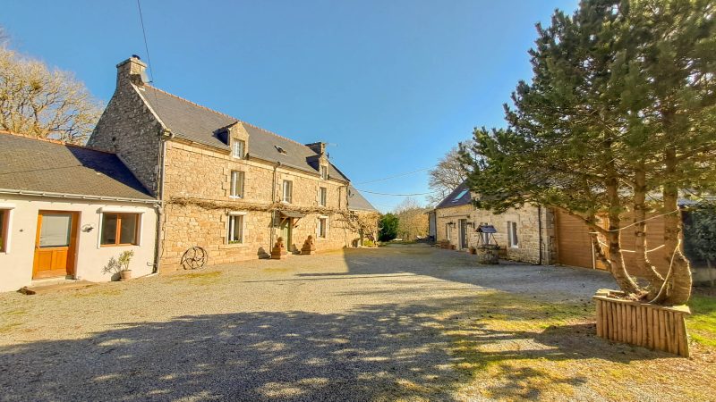 Propriété, 354m2, 14 pièces - Melrand