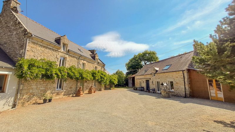 A vendre à Melrand, propriété 354m2, 14 pièces