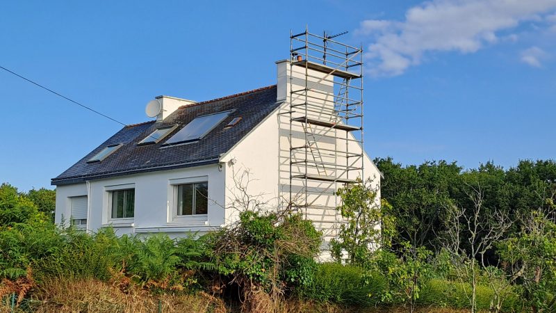 Installation d'un échafaudage pour mise ne place d'un conduit de poêle à bois