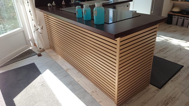 Travaux à Moëlan, habillage sur mesure d'un meuble de cuisine